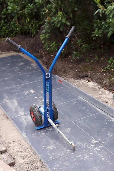 Tegeltrolley waarmee grote terrastegels op hun plek worden gezet